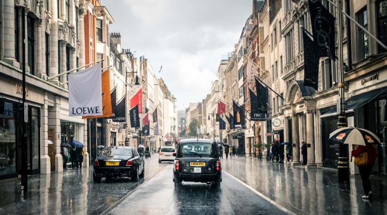Bond Street avec taxi après la pluie à Londres