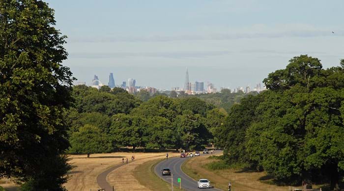 Vue panoramique du haut de King Henry's Mound au Parc de Richmond - un téléscope vous y attend pour une vue inattendue sur la city !
