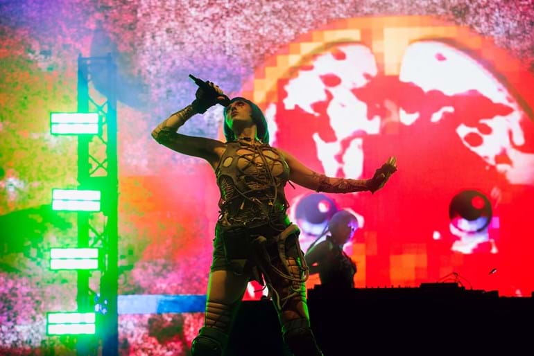 L’artiste Ashnikko sur la Dance Stage au Reading Festival en 2022