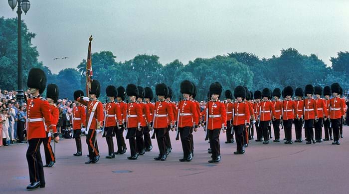C'est la foule pour la relève de la garde au Palais de Buckingham.