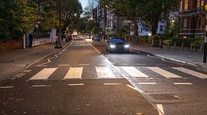 La rue Abbey Road et son passage pour piétons, sans les Beatles !