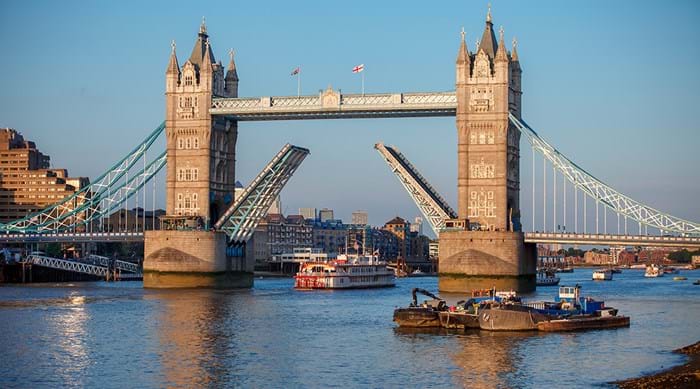 Cliché qui résume Londres et la Tamise en une image : bateau de croisière et Tower Bridge.