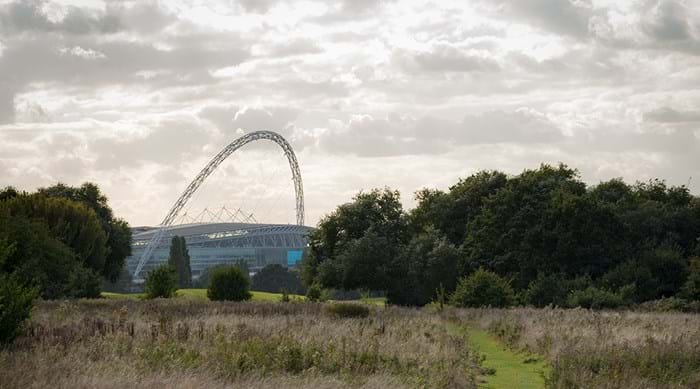 L’arche du stade de Wembley se voit de loin. 