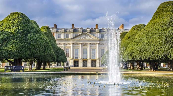 Le palais à Hampton Court  regorge de jardins magnifiques. 