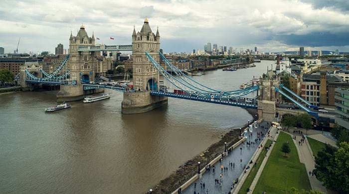 Tower Bridge, un des ponts les plus célèbres de Londres, au-dessus de la Tamise.