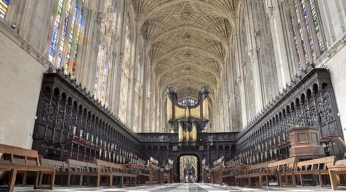 De gotische kapel met gewelfd plafond en glas-in-lood ramen van King’s College in Cambridge