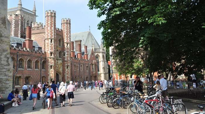 Het gezellige centrum van Cambridge vol mensen en fietsen