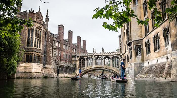 Punting langs de colleges in Cambridge bij The Bridge of Sighs