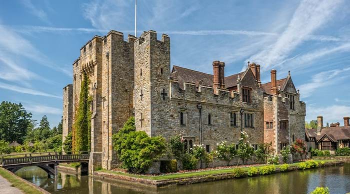 Hever Castle, waar Anne Boleyn woonde, met brug en tudor dorp in Kent Engeland