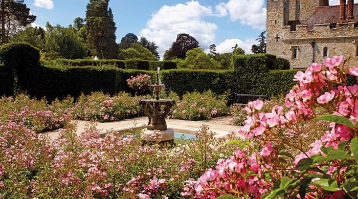 Roze bloemen bij de fontein in een van de tuinen bij Hever Castle in Kent Engeland