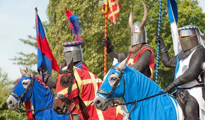 Ruiters en ridders op paarden voor een jousting toernooi bij Hever Castle in Kent Engeland