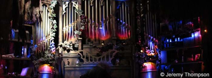 Musique angoissante jouée par l'organiste robotisé de l'attraction « Vampire »