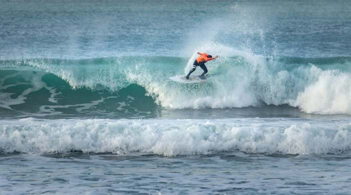 Surfer bij Fistral Beach, Newquay. 