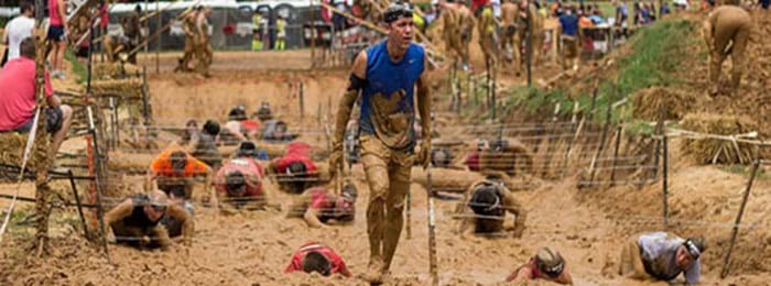 Ramper dans la boue sous des fils barbelés… Une des épreuves de la Reebok Spartan Race !