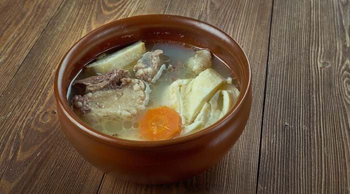 Klassische Wiener Rindsuppe (classic Viennese beef soup)