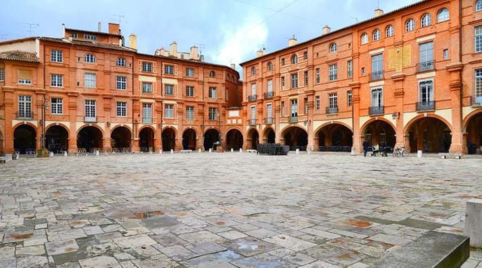 The Place Nationale in Montauban is a must-see destination with your pet