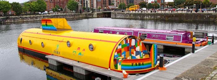 Le bateau du Joker et le « Yellow Submarine », deux hébergements insolites sur l'eau à Liverpool…