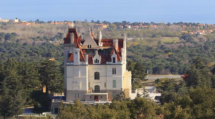 The château at the heart of Parc de Valmy is reminiscent of fairy tale castles