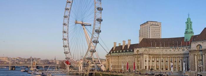 Une balade sur la rive sud de la Tamise avec la grande roue (London Eye) en toile de fond.