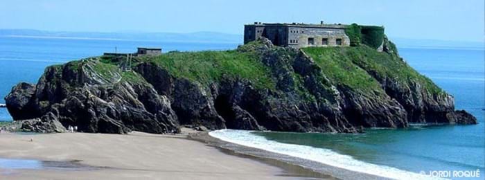 Het fort op het strand van het dorpje Tenby – Wales