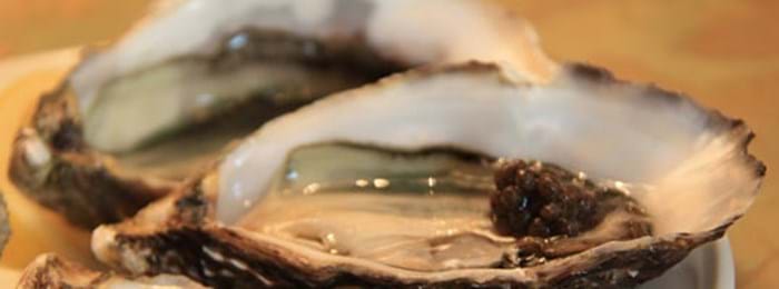 Les huîtres au caviar ; véritable délice dont les Londoniens raffolent