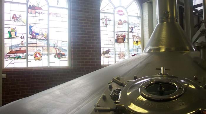 Glas in lood ramen en ketels in Shepherd Naeme de oudste brouwerij van Engeland