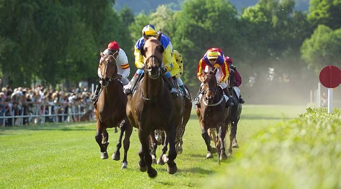 Paarden en jockeys in een spannende race bij populaire paardenraces in Engeland