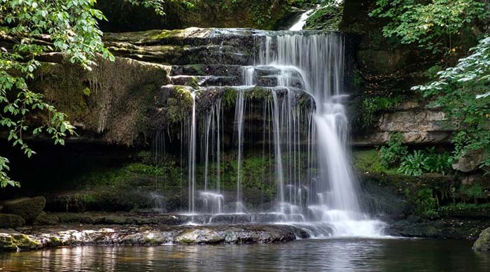 De prachtige watervallen van Couldron Force bij West Burton in Yorkshire Dales National Park in Engeland