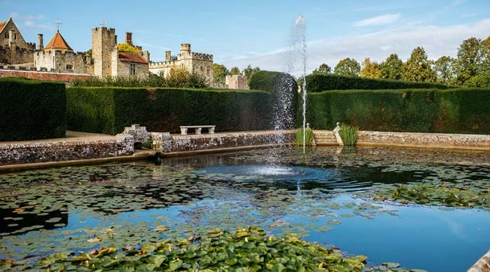 Grote vijver in de mooie Engelse tuin van Penhurst Place in Kent Engeland