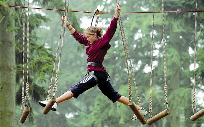 Bij Go Ape in Bedgebury kunnen volwassenen en kinderen op avontuur door hoog in de bomen te klimmen in Kent Engeland