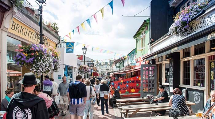Gezellige terrassen en vlaggetjes in de charmante winkelstraten van North Laine in Brighton 