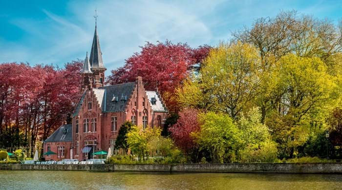  Go for a romantic stroll around Minnewaterpark in Bruges.