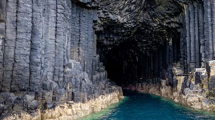 Fingal's Cave sur l'île de Staffa en Ecosse.