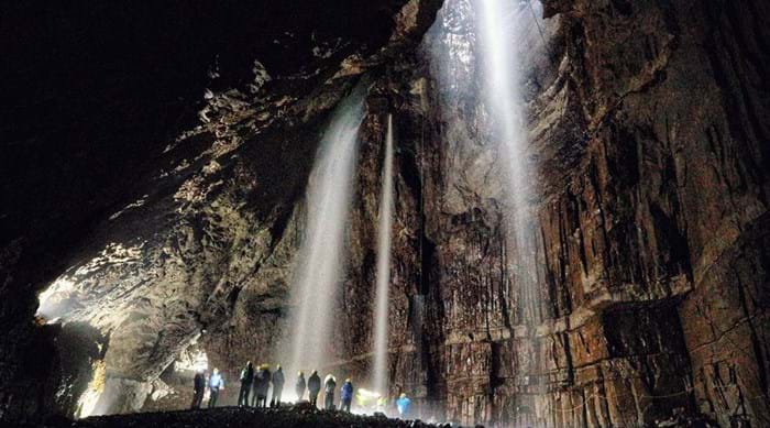 L'immense grotte de Gaping Gill, dans le Yorkshire.
