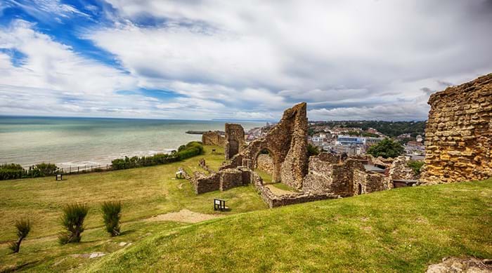 Ruïnes van het kasteel van Hastings met uitzicht op de zee en de stad