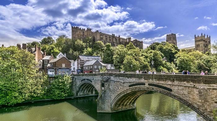 Vue sur la ville de Durham, son château et sa cathédrale UNESCO.