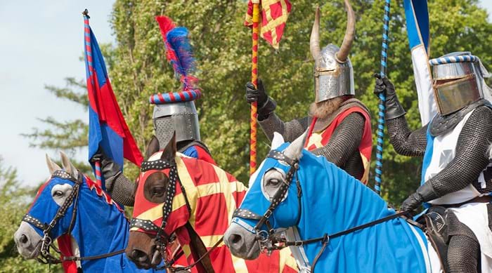 Les chevaliers en armure se préparent à combattre lors de spectacles estivaux.