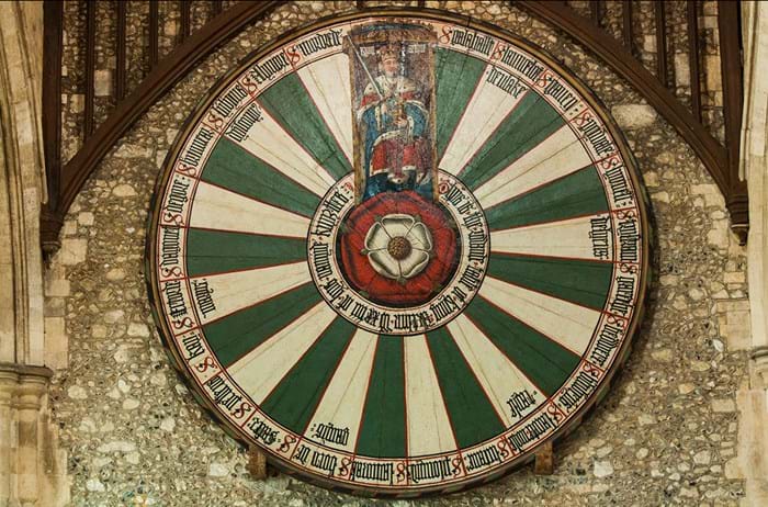 Admirez la table ronde du Roi Arthur et de ses chevaliers à Great Hall